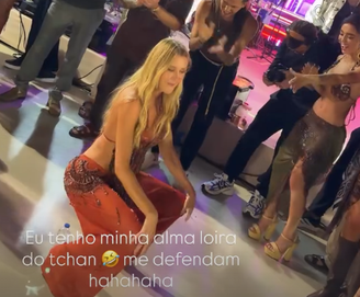 Ana Paula Siebert dançando na boquinha da garrafa durante festa de Tati Barbieri, que teve show surpresa do "É o Tchan"