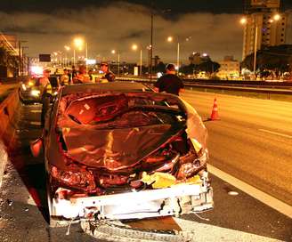 Um pessoa morreu e outras duas ficaram feridas em um acidente na altura do KM 16 da Rodovia Anchieta, sentido litoral, na altura de São Bernardo do Campo, na madrugada deste sábado (29/11)