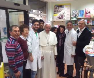 Papa Francisco foi atencioso com funcionários da loja e outros consumidores, posando para fotos e conversando com eles