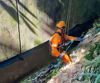 A limpeza é difícil pela situação geográfica e o tempo varia de acordo com a complexidade da encosta