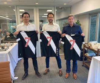 Membros da 777 Partners com a camisa do Vasco 