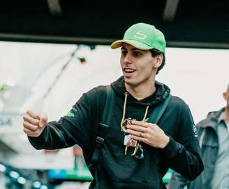 Gabriel Bortoleto chegando ao paddock do Grande Prêmio De São Paulo 