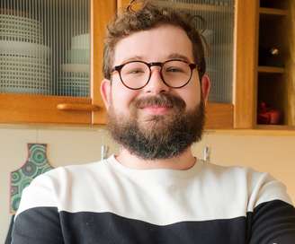 Luiz Felipe Alves ficou conhecido como o menino das lancheiras pelos vídeos fazendo a marmita do marido