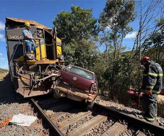 Homem morre após carro ser atingido e arrastado por trem em Minas Gerais.