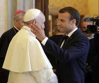No Vaticano, Macron acaricia Papa e discute imigração