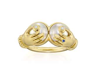 Um dos anéis da coleção Erótica, da joalheria Sauer, Vênus é feito em ouro amarelo 18k, pérolas, safira, rubi e diamantes
