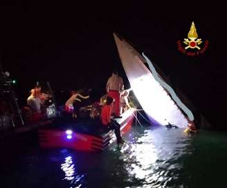 Bombeiros recuperam barco acidentado em Veneza