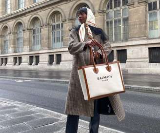 O lenço é um dos principais acessórios do guarda-roupa parisiense –