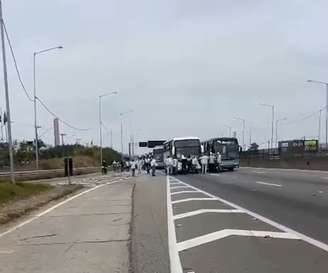 Segundo a PRF, os torcedores que realizaram o ataque não foram idenificados e conseguiram fugir 