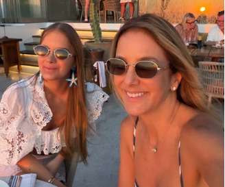 Rafa Justus e Ticiane Pinheiro durante viagem à ilha de Santorini, na Grécia