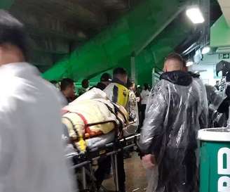 Torcedor é levado de ambulância após despencar de arquibancada no Couto Pereira