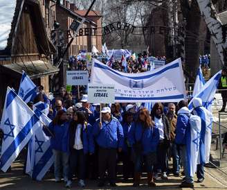 Com sua maioria formada por jovens judeus, 11 mil pessoas participaram da 22ª Marcha dos Vivos no campo de extermínio nazista  Auschwitz-Birkenau, no sul da Polônia, nesta segunda-feira