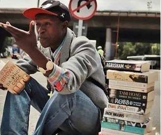 Se há alguém que pode provar que não se deve julgar um livro pela capa, essa pessoa é o sul-africano Philani Dladla, 24 anos, um morador de rua que chama atenção pelo jeito pouco convencional de conseguir dinheiro: vendendo livros