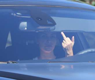 <p>Kim Kardashian, esposa do rapper Kanye West, fez gesto obsceno para fotógrafos enquanto dirigia seu Rolls Royce ao lado de sua mãe, Kris Jenner, pelas ruas de Los Angeles, nos Estados Unidos</p>