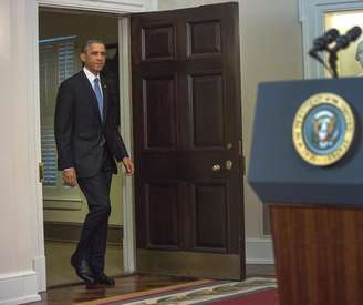 Obama entra em sala da Casa Branca para fazer declaração sobre Cuba. 17/12/2014.