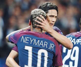 Neymar e Cavani se abraçam durante o jogo do último sábado (Foto: Reprodução / Twitter do PSG)