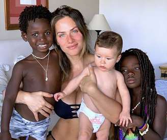 Giovanna Ewbank e filhos Bless, Zyan e Titi