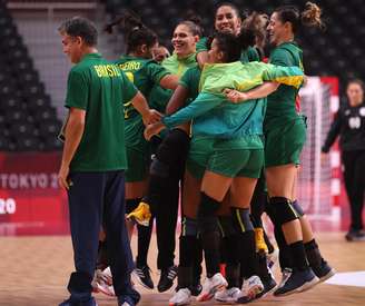 Jogadoras do Brasil comemoram empate com a Rússia em estreia na Olimpíada