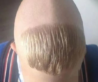 Criança com cabelo estilo "Cascão"