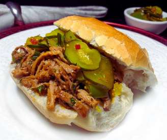 SANDUÍCHE DE PERNIL COM RELISH DE PEPINO