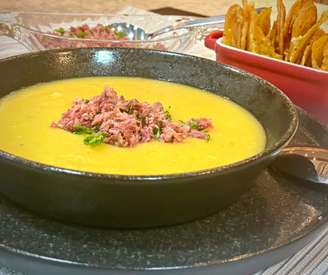 SOPA DE MANDIOQUINHA COM GENGIBRE E COSTELINHA DEFUMADA