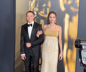 Angelina Jolie posa com o filho, Knox Jolie-Pitt, durante o Governor's Ball