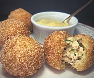 BOLINHO DE MANDIOCA COM FRANGO OU PERU E DIP DE MOSTARDA