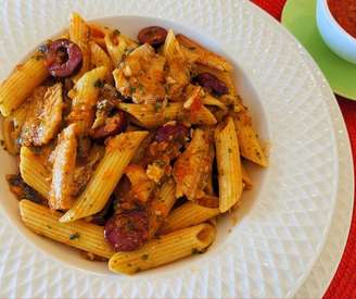 MACARRÃO COM SARDINHA, TOMATE E AZEITONAS