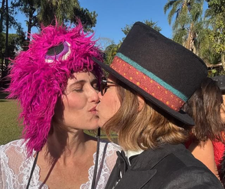 Vera Zimmermann e Luciana Ramanzini anunciam “casório junino” com foto de beijo nas redes