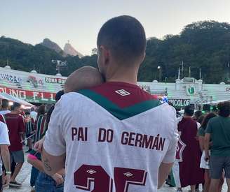 Pai carrega o filho no colo