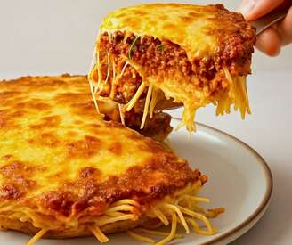 TORTA DE MACARRÃO À BOLONHESA