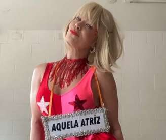 De peruca loira e maiô rosa e vermelho, Samara Felippo usou a plaquinha pela terceira vez 