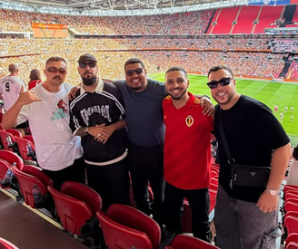 Lucas Tilty (centro) vai acompanhar a final da Champions League com os amigos