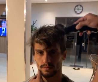 Rodrigo Caio compartilhou um vídeo enquanto raspava a cabeça (Foto: Reprodução / Instagram)