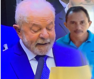 Internauta brinca com 'relação' entre Lula e intérprete de 'Caneta azul'