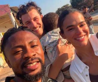 Bruna Marquezine e Shawn Mendes aparecem ao lado de fã na Angola.