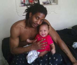 Foto pessoal mostra Jonathan Watkins com a filha Jonylah, de 6 meses