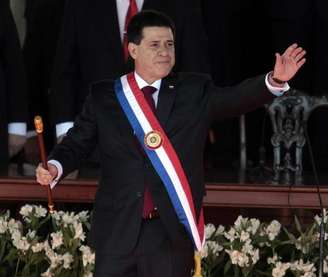 <p>Presidente do Paraguai, Horacio Cartes, acena durante cerimônia de posse em Assunção</p>