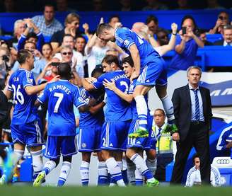 <p>Na reestreia oficial de José Mourinho no comando do Chelsea, time venceu o Hull City por 2 a 0 em Stamford Bridge</p>