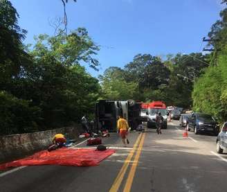 Capotamento de ônibus de adolescentes deixou um morto e dezenas de feridos; acidente foi em São Sebastião, no litoral paulista