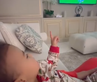 Neymar mostra Mavie assistindo partida de futebol