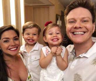 Thaís Fersoza e Michel Teló com os filhos Melinda e Teodoro