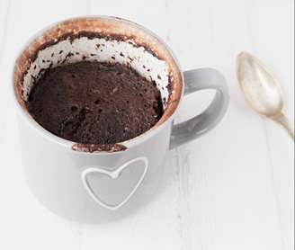 Aprenda a fazer o bolo de caneca proteico de chocolate