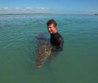 Um renomado zoólogo da Austrália, que chegou a atuar em produções da BBC e da National Geographic, admitiu violar, torturar e matar dezenas de cachorros, além de acessar e compartilhar materiais de abuso sexual infantil. Adam Corden Britton, um especialista em crocodilos, se declarou culpado na segunda-feira, 25, perante à Suprema Corte australiana.