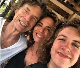 O cantor Mick Jagger, a apresentadora Luciana Gimenez e o filho Lucas Jagger.