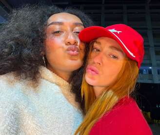 Raphaella Gomez e Marina Ruy Barbosa como Suzane 