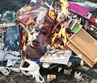 Livros da saga 'Harry Potter' e outros itens 'malignos' foram queimados em igreja na Polônia