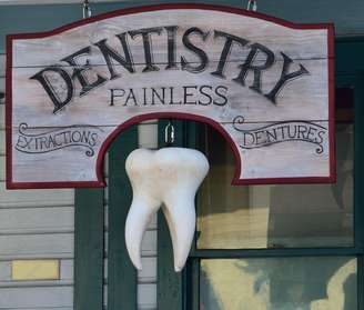 É importante lembrar que a extração do dente do siso é uma cirurgia