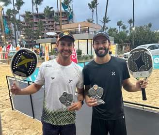 Ralff Abreu de branco e João Lauro de preto 