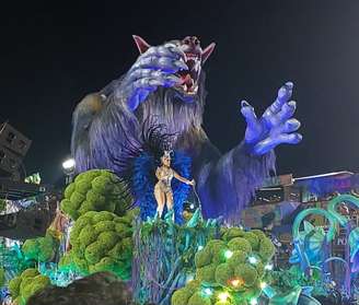 O desfile da Imperatriz Leopoldinense em 15/02, no Sambódromo do Rio, chamou atenção, entre outras coisas, pela impactante alegoria de lobisomem. O elemento cenográfico de 20 metros e com 4 toneladas surpreendeu o público pela grandiosidade e pelos detalhes realistas na avenida.